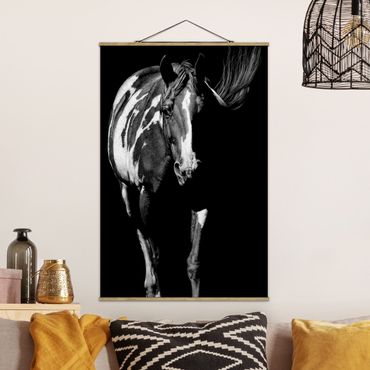 Stoffbild mit Posterleisten - Pferd vor Schwarz - Hochformat 2:3