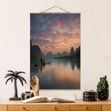 Stoffbild mit Posterleisten - Sonnenaufgang über chinesischem Fluss - Hochformat 2:3