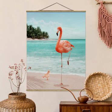 Stoffbild mit Posterleisten - Jonas Loose - Strand mit Flamingo - Hochformat 3:4
