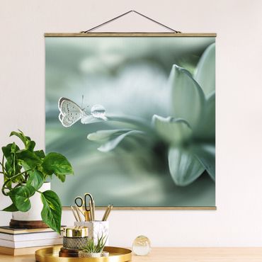 Stoffbild mit Posterleisten - Schmetterling und Tautropfen in Pastellgrün - Quadrat 1:1