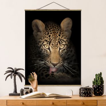 Stoffbild mit Posterleisten - Resting Leopard - Hochformat 3:4
