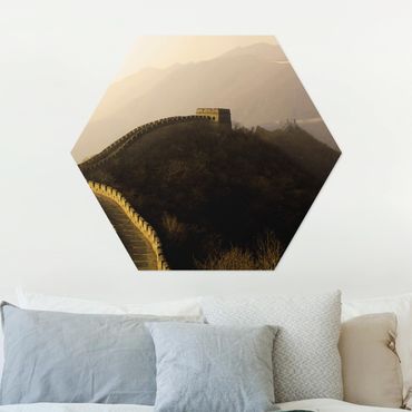 Hexagon Bild Alu-Dibond - Sonnenaufgang über der chinesischen Mauer