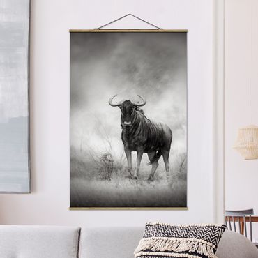 Stoffbild mit Posterleisten - Staring Wildebeest - Hochformat 2:3