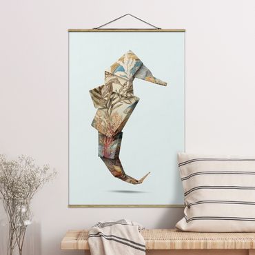 Stoffbild mit Posterleisten - Jonas Loose - Origami Seepferdchen - Hochformat 2:3