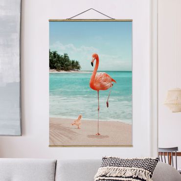 Stoffbild mit Posterleisten - Jonas Loose - Strand mit Flamingo - Hochformat 2:3