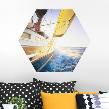 Hexagon Bild Alu-Dibond - Segelboot auf blauem Meer bei Sonnenschein