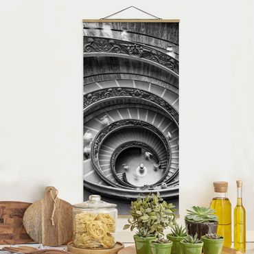 Stoffbild mit Posterleisten - Bramante Treppe - Hochformat 1:2