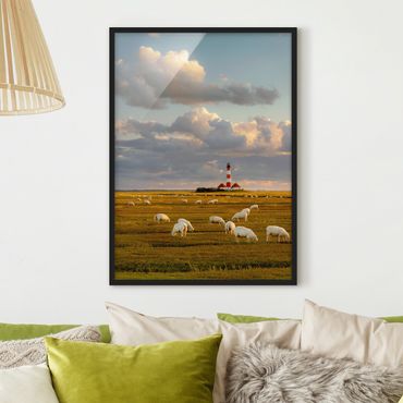 Bild mit Rahmen - Nordsee Leuchtturm mit Schafsherde - Hochformat 3:4