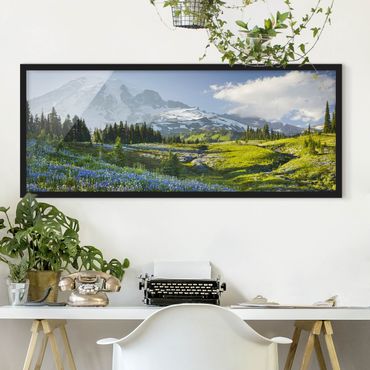 Natur & Landschaft Bild mit Rahmen - Bergwiese mit blauen Blumen vor Mt. Rainier