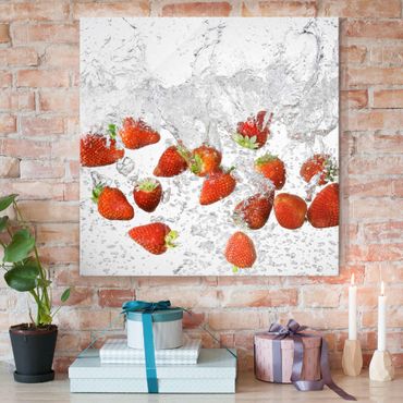 Glasbild - Frische Erdbeeren im Wasser - Quadrat 1:1