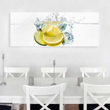 Glasbild - Zitrone und Limette im Wasser - Panorama Quer