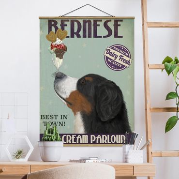 Stoffbild mit Posterleisten - Berner Sennenhund mit Eis - Hochformat 3:4