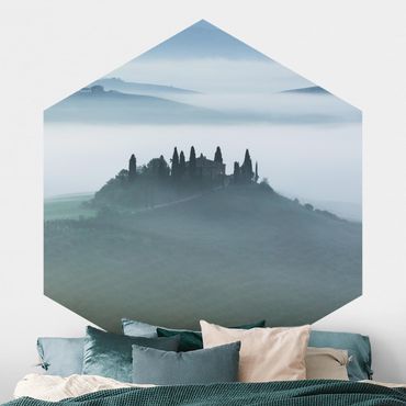 Hexagon Fototapete selbstklebend - Bauernhaus im Nebel