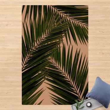 Kork-Teppich - Blick durch grüne Palmenblätter - Hochformat 2:3