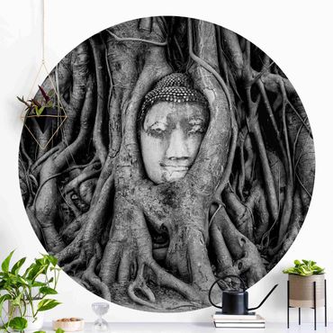 Runde Tapete selbstklebend - Buddha in Ayutthaya von Baumwurzeln gesäumt in Schwarzweiß