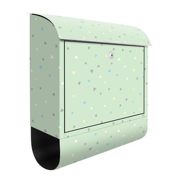 Briefkasten - Bunte gezeichnete Pastelldreiecke auf Grün
