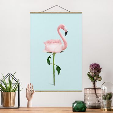 Stoffbild mit Posterleisten - Jonas Loose - Flamingo mit Rose - Hochformat 2:3