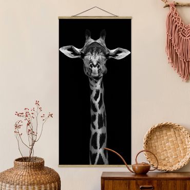 Stoffbild mit Posterleisten - Dunkles Giraffen Portrait - Hochformat 1:2