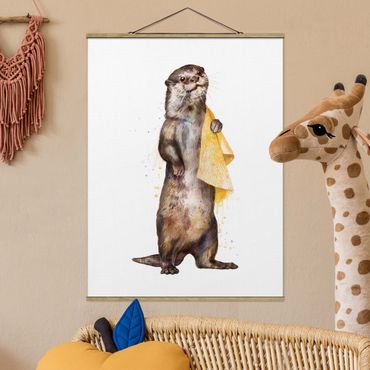 Stoffbild mit Posterleisten - Laura Graves - Illustration Otter mit Handtuch Malerei Weiß - Hochformat 3:4