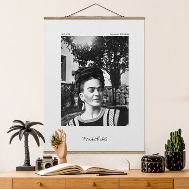 Stoffbild mit Posterleisten - Frida Kahlo Foto Portrait im Garten - Hochformat 3:4