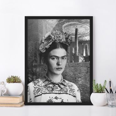 Bild mit Rahmen - Frida Kahlo Foto Portrait vor Kakteen - Hochformat - 3:4