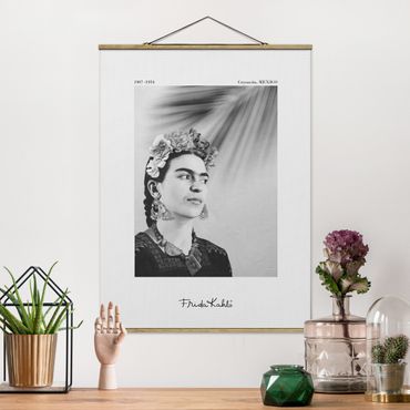 Stoffbild mit Posterleisten - Frida Kahlo Portrait mit Schmuck - Hochformat 3:4