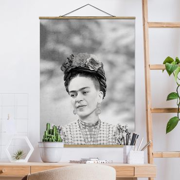 Stoffbild mit Posterleisten - Frida Kahlo Portrait - Hochformat 3:4