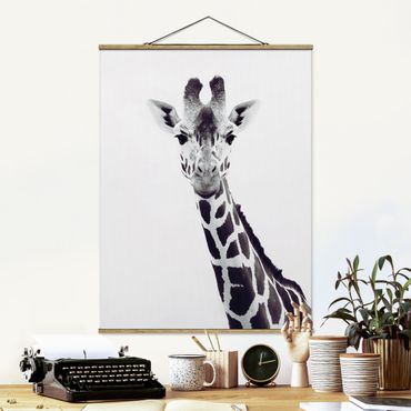 Stoffbild mit Posterleisten - Giraffen Portrait in Schwarz-weiß - Hochformat 3:4