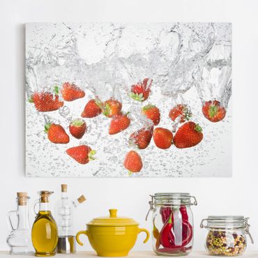 Leinwandbild - Frische Erdbeeren im Wasser - Quer 4:3