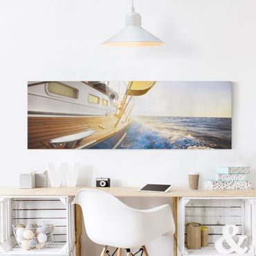 Leinwandbild - Segelboot auf blauem Meer bei Sonnenschein - Panorama Quer