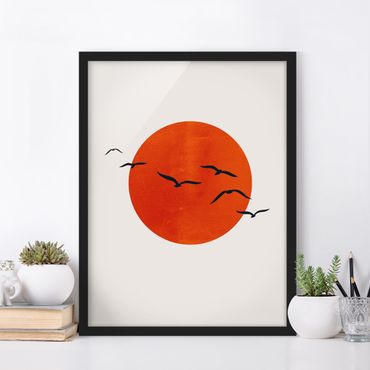 Bild mit Rahmen - Vogelschwarm vor roter Sonne I - Hochformat