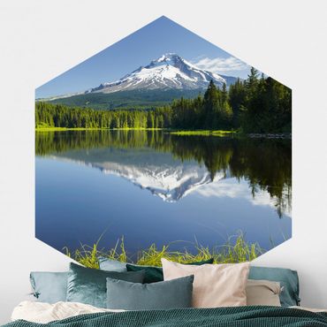 Hexagon Mustertapete selbstklebend - Vulkan mit Wasserspiegelung