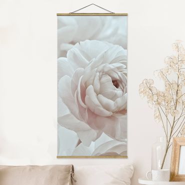 Stoffbild mit Posterleisten - Weiße Blüte im Blütenmeer - Hochformat 1:2