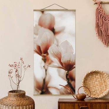 Stoffbild mit Posterleisten - Zarte Magnolienblüten im Lichtspiel - Hochformat 1:2