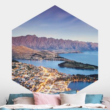 Hexagon Fototapete selbstklebend - Zwischen Meer und Bergen