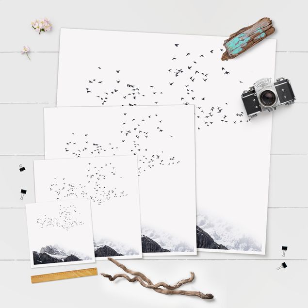 Kubistika Bilder Vogelschwarm vor Bergen Schwarz Weiß