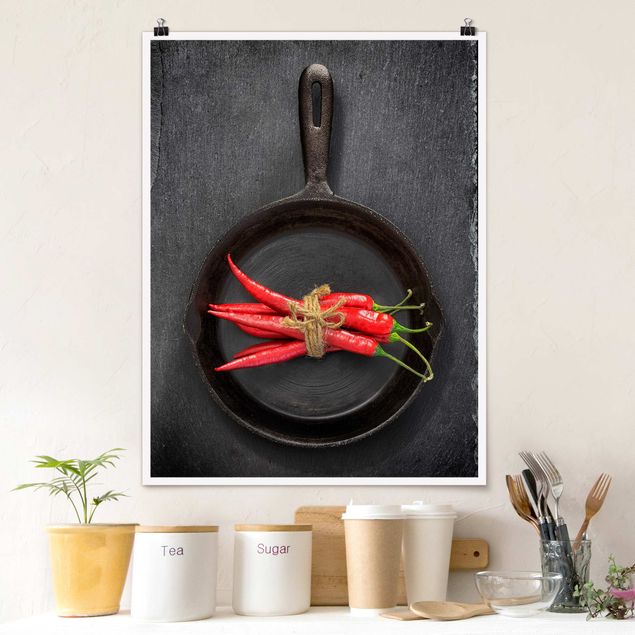 Küche Dekoration Rotes Chilibündel in Pfanne auf Schiefer