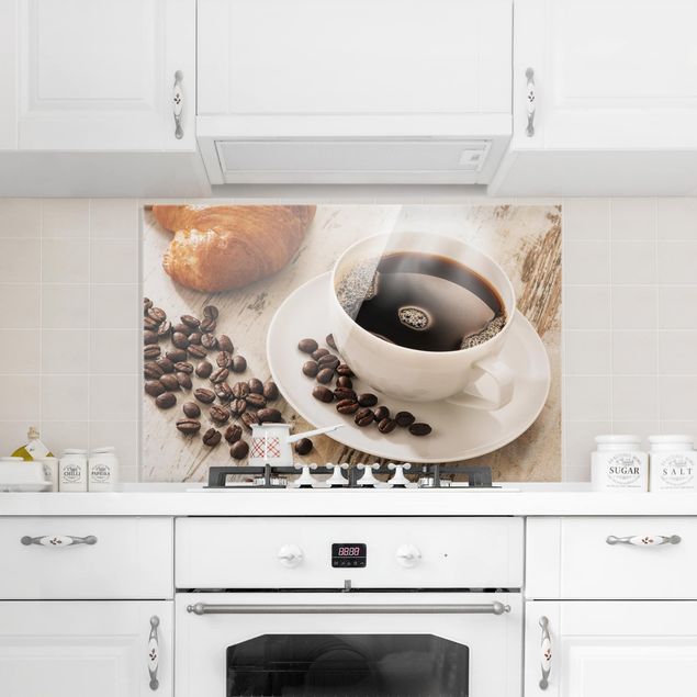 Glasrückwand Küche Dampfende Kaffeetasse mit Kaffeebohnen