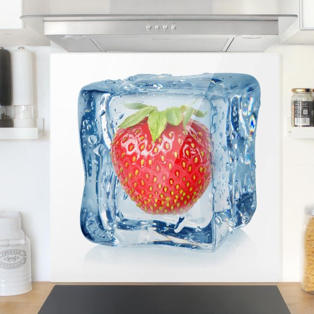 Wanddeko Küche Erdbeere im Eiswürfel