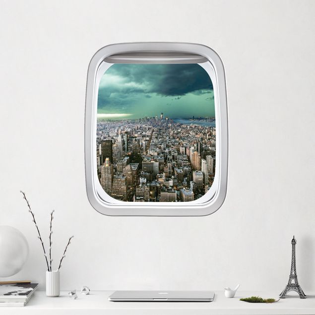 Autocolantes de parede metrópoles Fenster Flugzeug Skyline New York im Gewitter