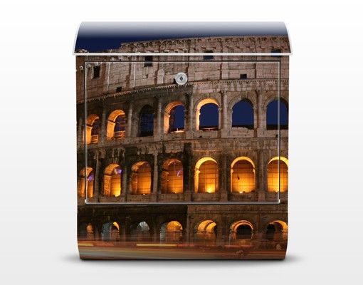 Design Briefkasten Colosseum in Rom bei Nacht