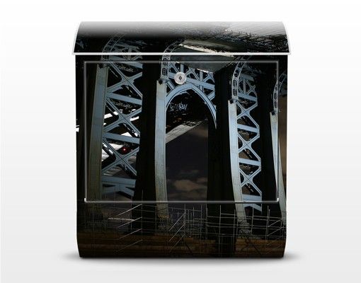 Design Briefkasten Manhattan Bridge bei Nacht