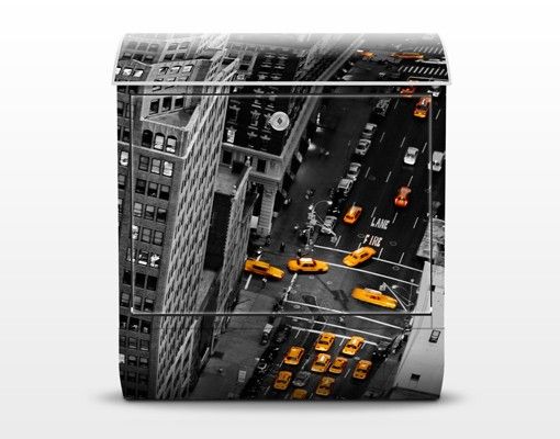 Briefkasten schwarz Taxilichter Manhattan