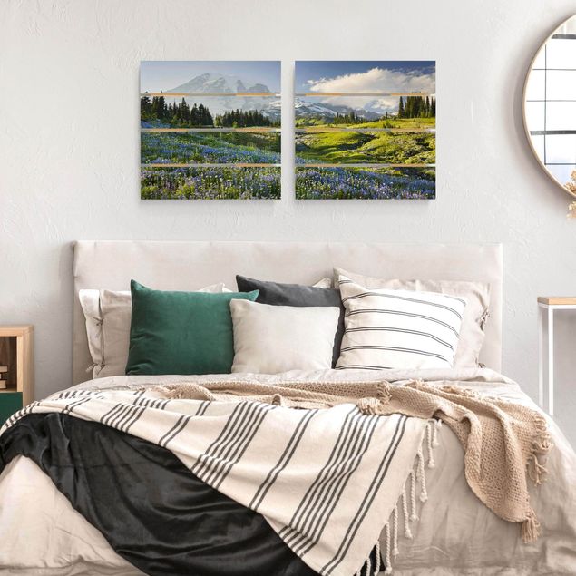 Holzbilder Landschaften Bergwiese mit blauen Blumen vor Mt. Rainier