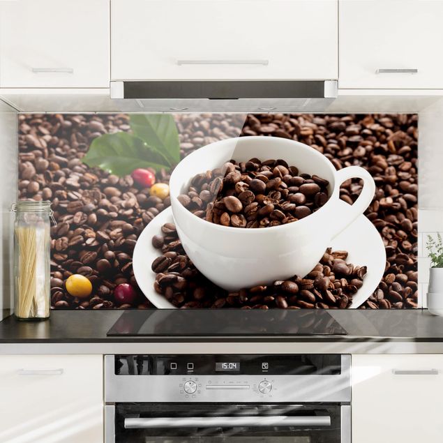 Wanddeko Küche Kaffeetasse mit gerösteten Kaffeebohnen