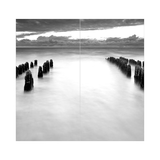 Duschrückwand - Holzbuhnen in der Nordsee auf Sylt Schwarz-Weiß