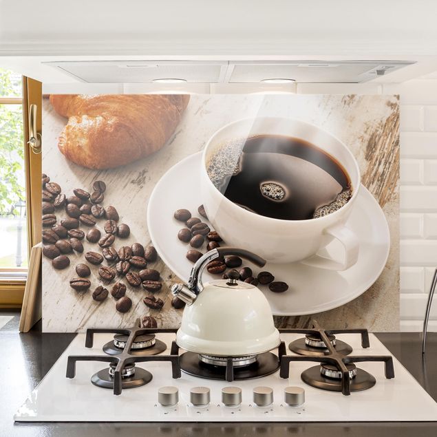 Küche Dekoration Dampfende Kaffeetasse mit Kaffeebohnen