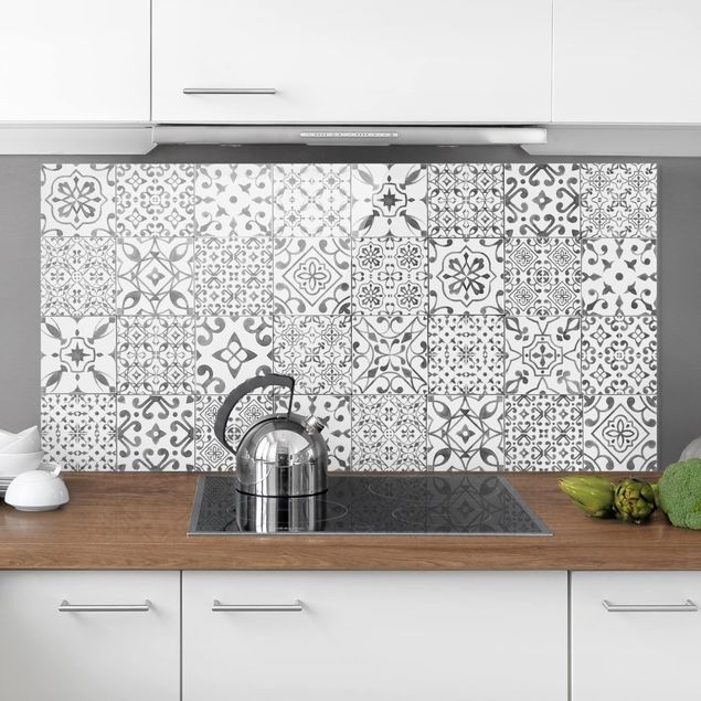 Wanddeko Küche Musterfliesen Grau Weiß