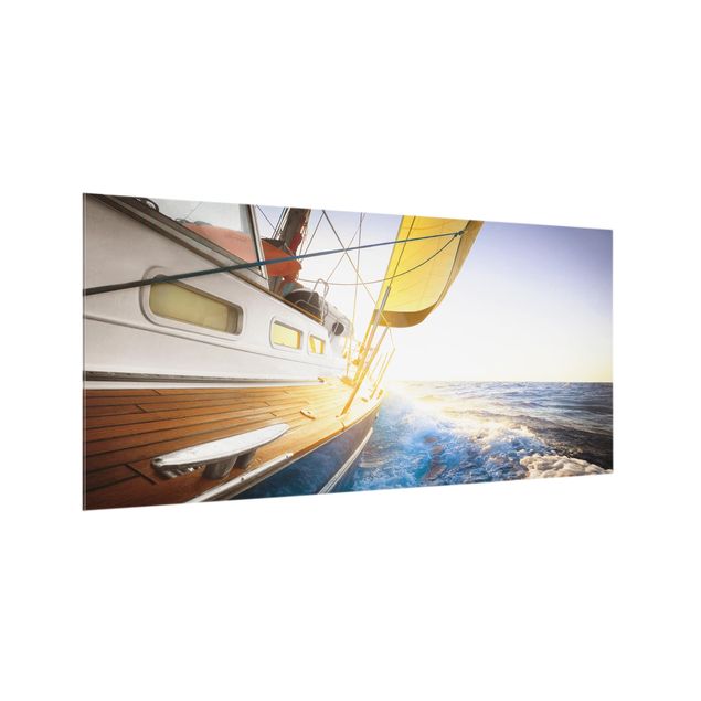 Spritzschutz Glas - Segelboot auf blauem Meer bei Sonnenschein - Querformat - 2:1