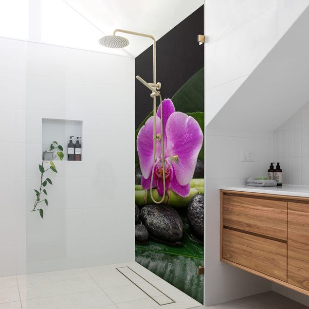 Duschrückwand - Grüner Bambus mit Orchideenblüte